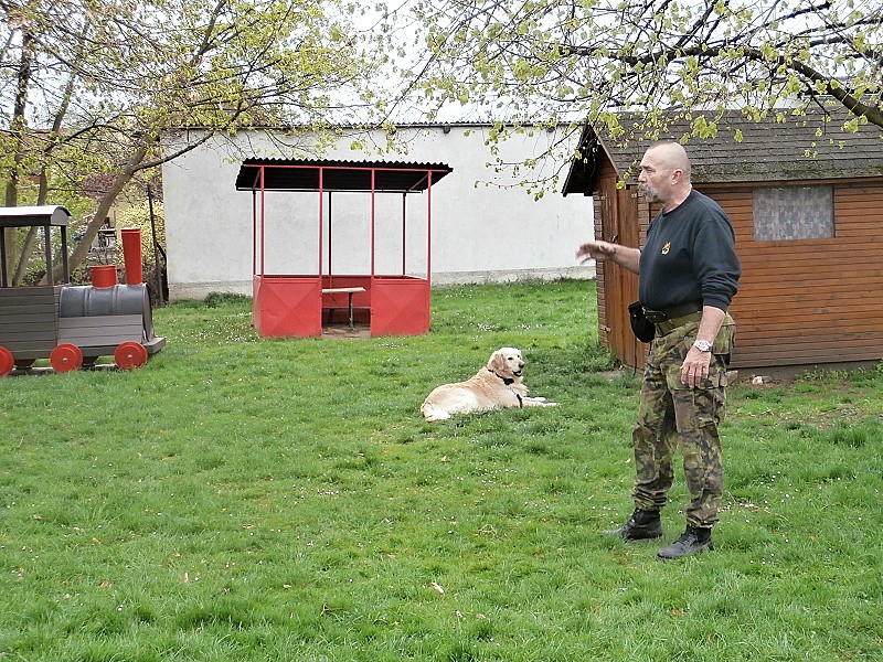 Policejní psovod a pyrotechnik