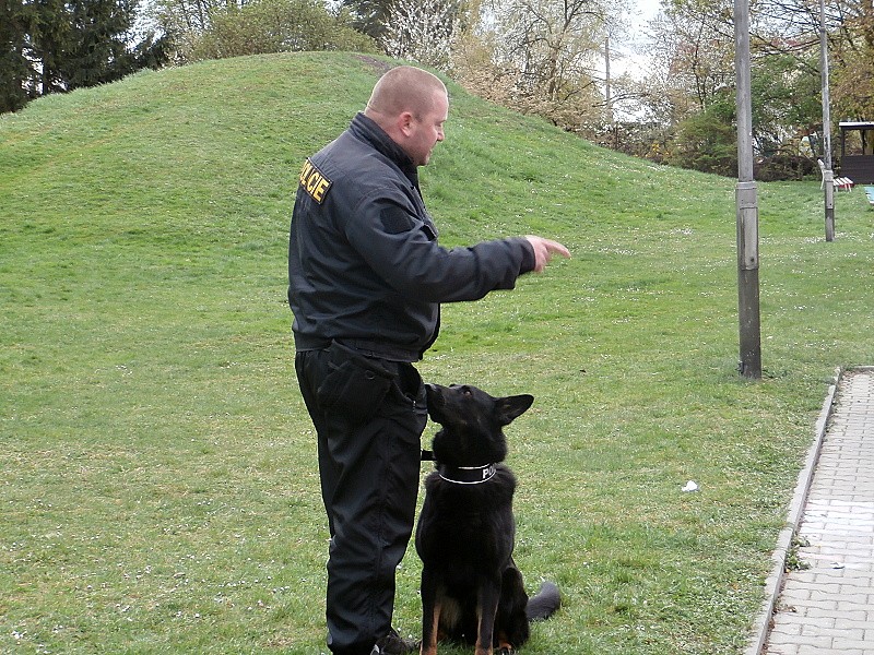 Policejní psovod a pyrotechnik