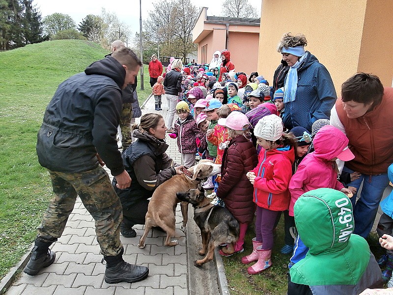 Policejní psovod a pyrotechnik