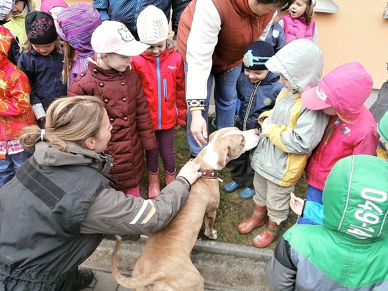 Policejní psovod a pyrotechnik