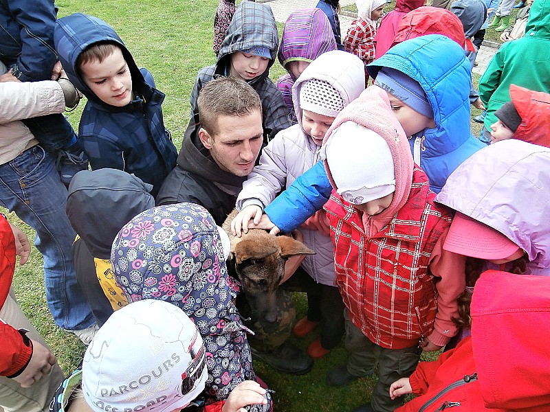 Policejní psovod a pyrotechnik
