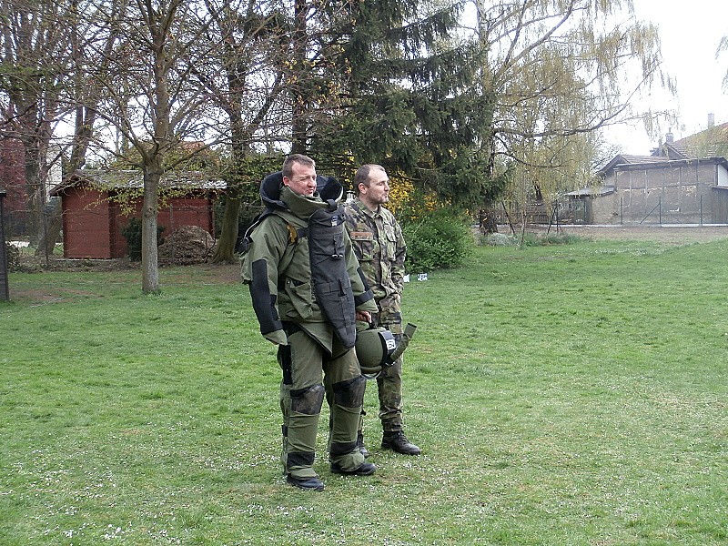 Policejní psovod a pyrotechnik